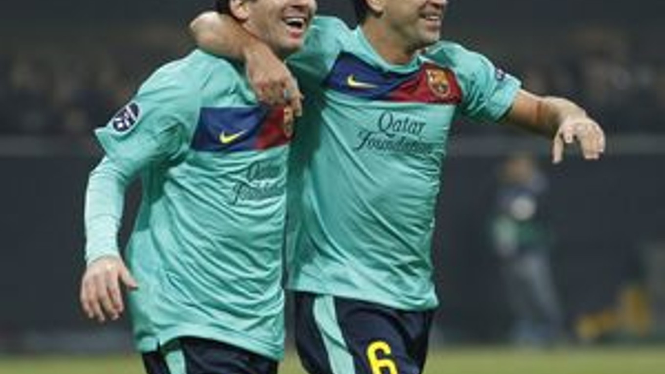Lionel Messi (vľavo) a Xavi Hernandez.