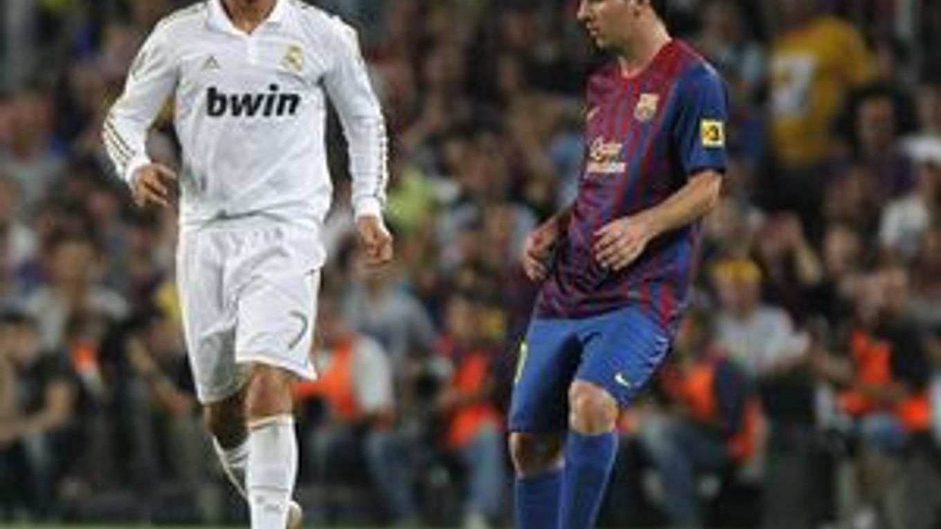 Cristiano Ronaldo (v bielom) a Lionel Messi.