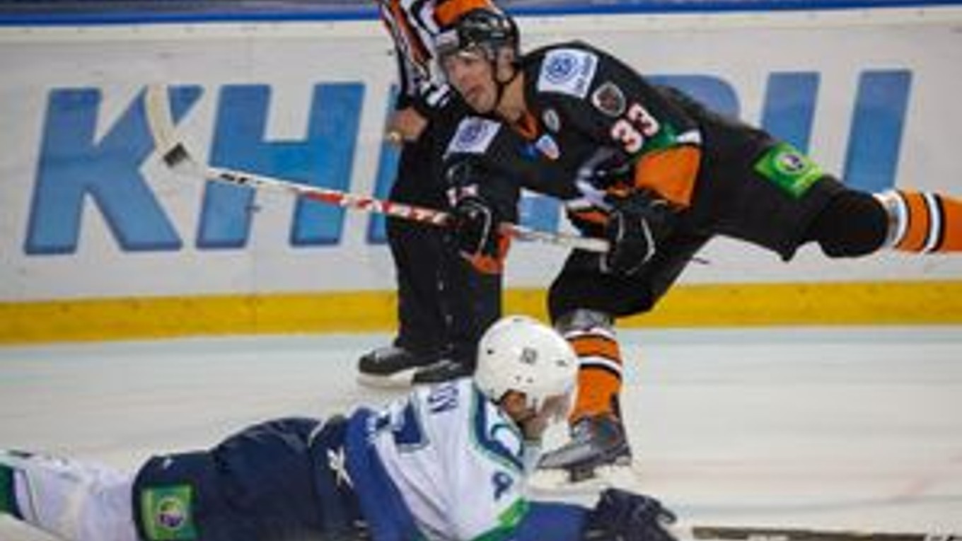 Juraj Mikúš (č. 33) hral v minulosti s kontaktnými šošovkami a v civile nosil okuliare. Po letnej laserovej operácii očí sa cíti pohodlnejšie, prospieva to jeho výkonom na ľade.