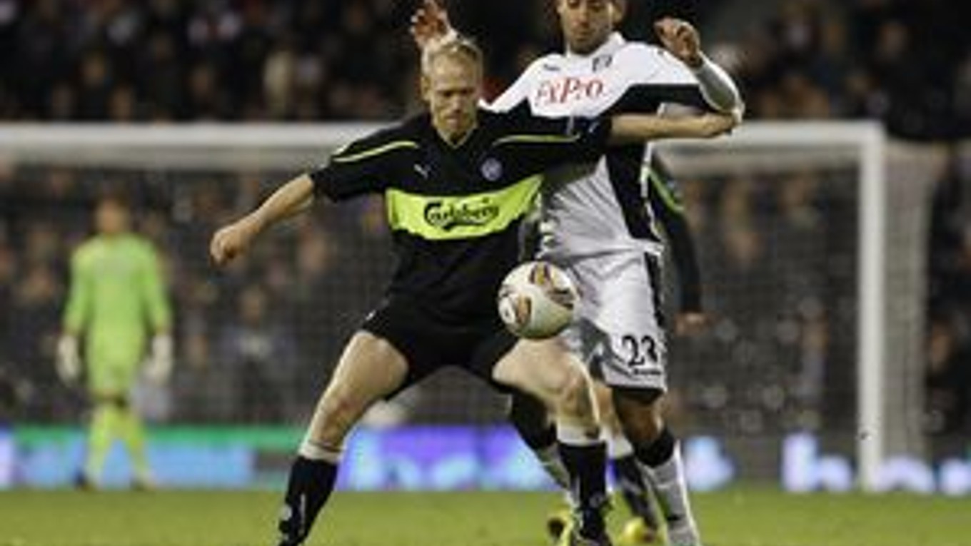 Clint Dempsey v drese Fulhamu (vzadu) a hráč Odense Hans Henrik Andreasen.
