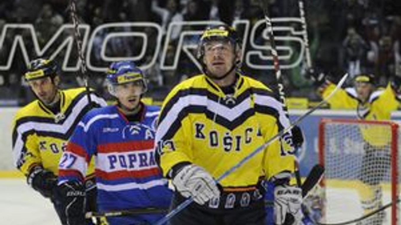 Oba tímy nastúpili na zápas v rámci osláv 90. rokov organizovaného hokeja v Košiciach v retrodresoch.