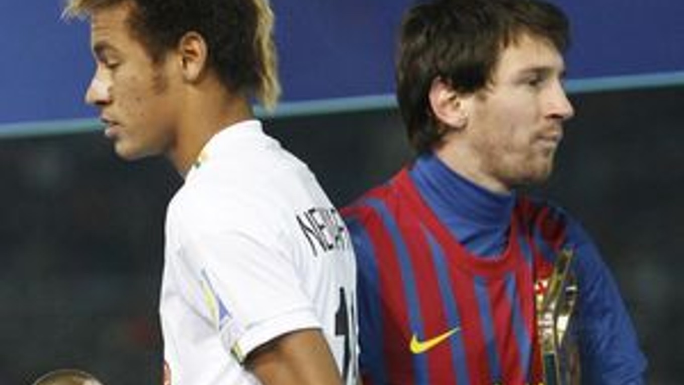 Hráč Santosu Neymar (vľavo) a Lionel Messi z Barcelony počas MS klubov.