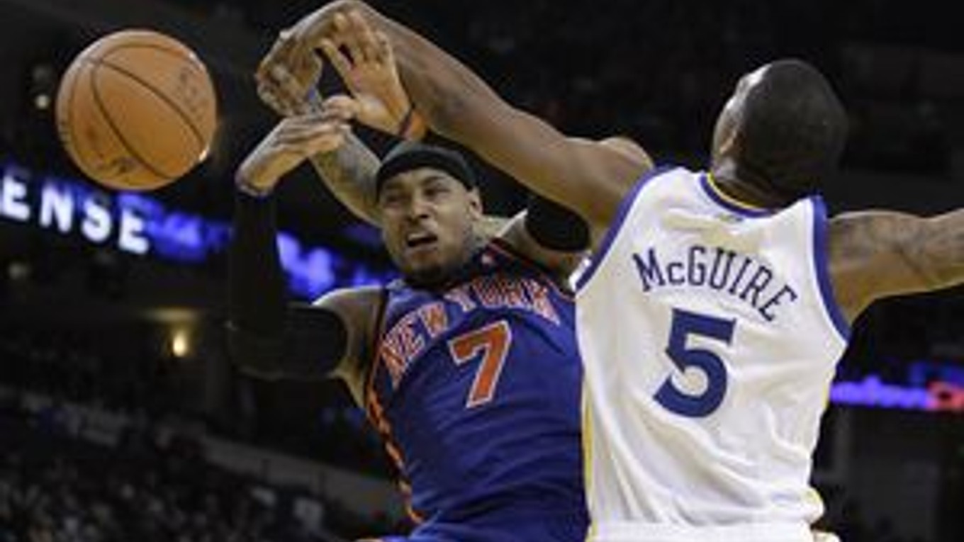 Carmelo Anthony (vľavo) z New Yorku Knicks v súboji s Dominicom McGuireom z Golden State Warriors.
