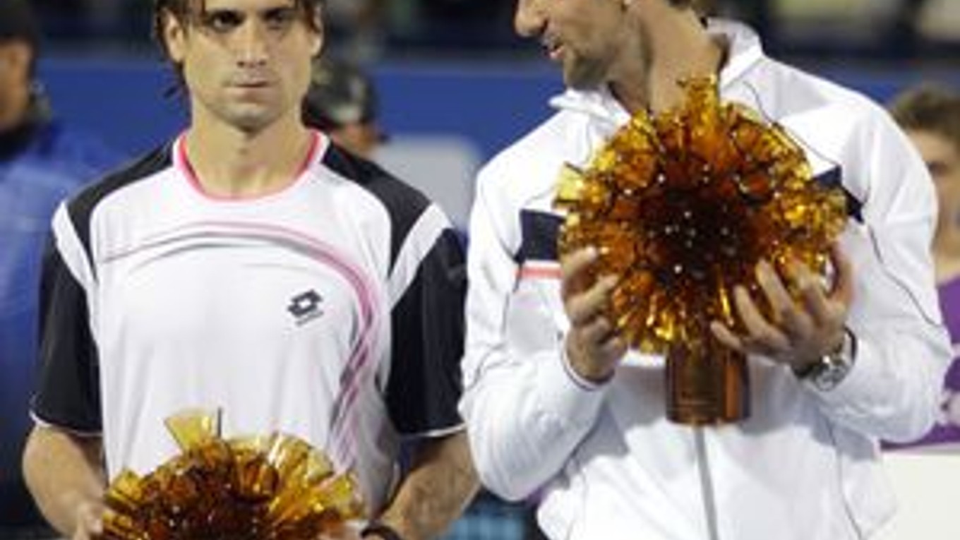 Novak Djokovič a David Ferrer po finálovom duelina exhibičnom turnaji v Abú Zabí.