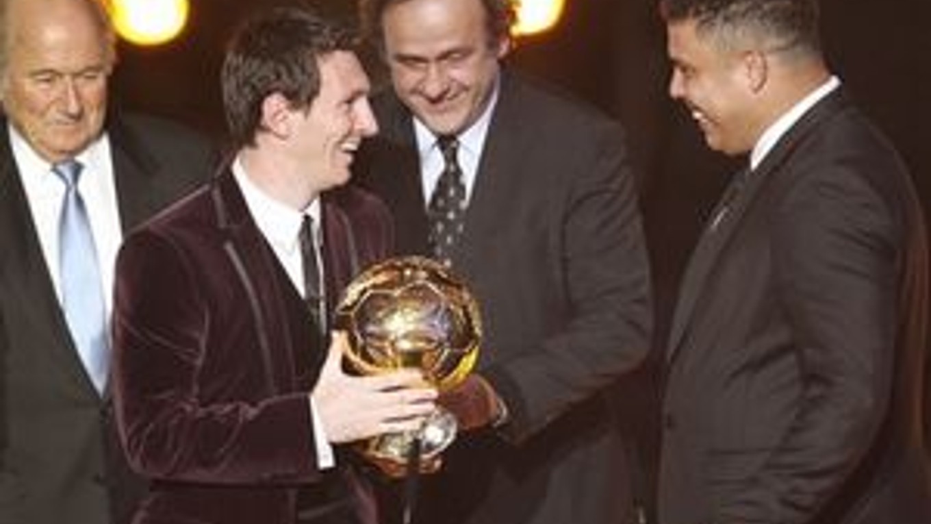 Lionel Messi s Michelom Platinom, Ronaldom a so Seppom Blatterom (vľavo).