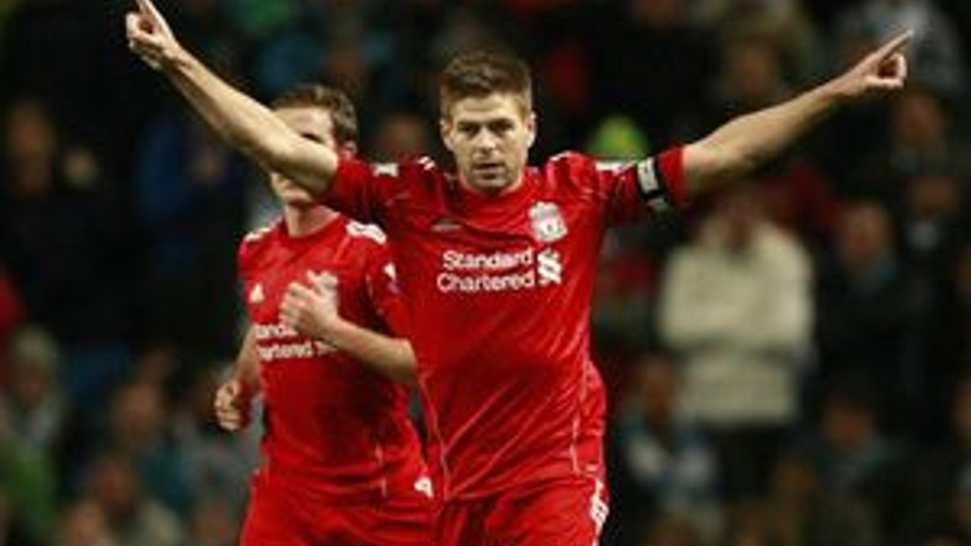 Kapitán Liverpoolu Steven Gerrard sa teší zo strelenia gólu zo značky pokutového kopu do siete Manchesteru City v semifinále anglického Ligového pohára v Manchesteri.
