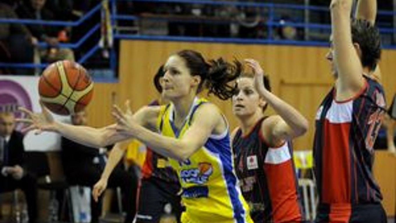 Lucia Kupčíková v súboji s hráčkami Taranta.