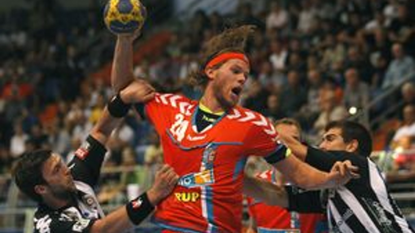 Mikkel Hansen (vo výskoku) je momentálne so Slovákom Šulcom najlepším strelcom Ligy majstrov.