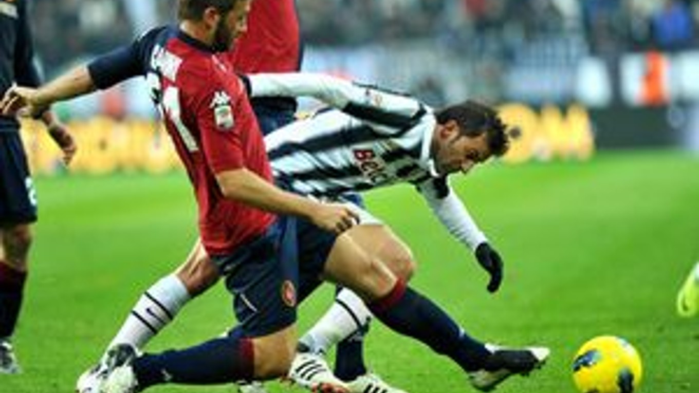 Útočník Juventusu Alessandro Del Piero (vpravo) a obranca Cagliari Michele Canini.
