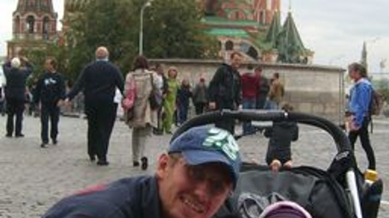 Rastislav Staňa s 11–mesačnou dcérou Rianou na prechádzke na moskovskom Červenom námestí.