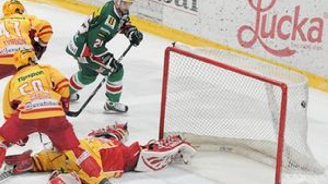 Marcel Holovič z HK 36 Skalica (v strede) strieľa gól ponad ležiaceho brankára Dukly Trenčín Tomáša Hiadlovského, vľavo jeho spoluhráči Ladislav Gabriš (50) a Roman Tvrdoň.