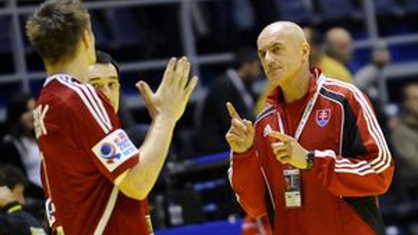 Hádzanári prehrali oba zápasy na ME. S Dánskom 25:30, s Poľskom 24:41. Vpravo je tréner Heister.