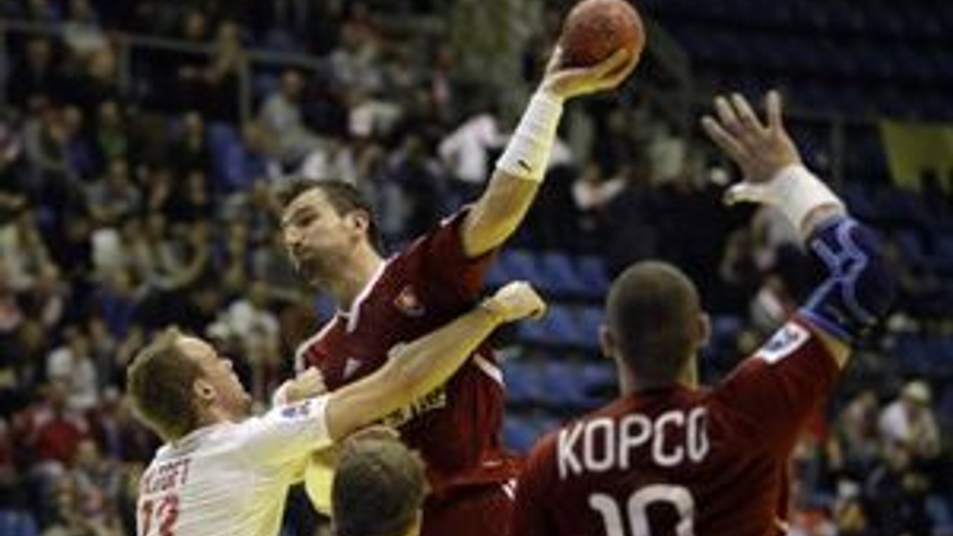 Daniel Valo (s loptou) patril na šampionáte medzi najlepších hráčov tímu Slovenska.