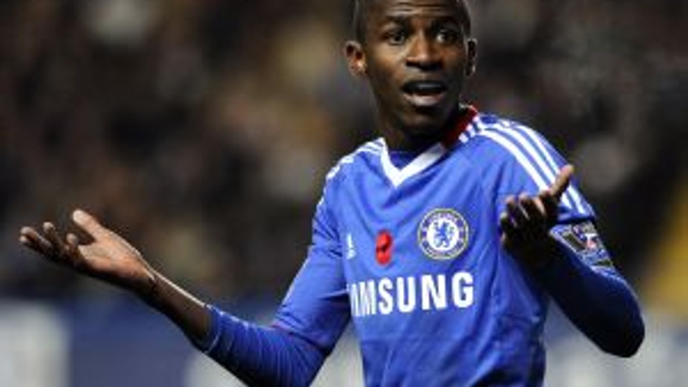 Záložník Chelsea Ramires.