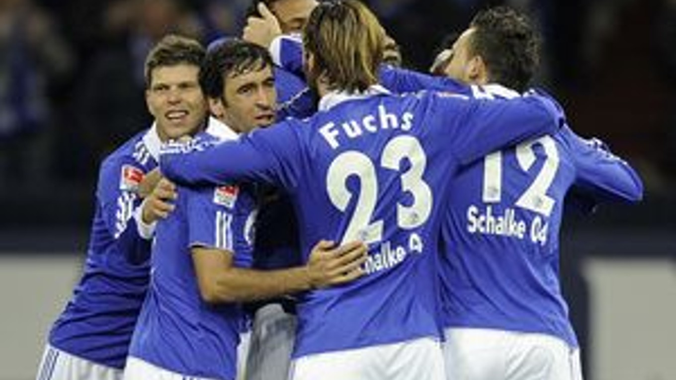 Hráči FC Schalke 04 oslavujú víťazstvo nad VfB Stuttgart.