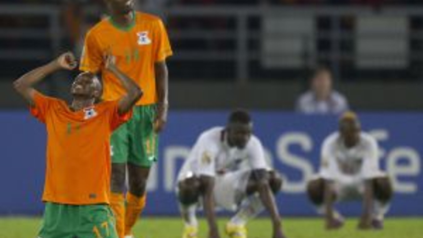 Rainford Kalaba zo Zambie oslavuje gól v sieti Senegalu.