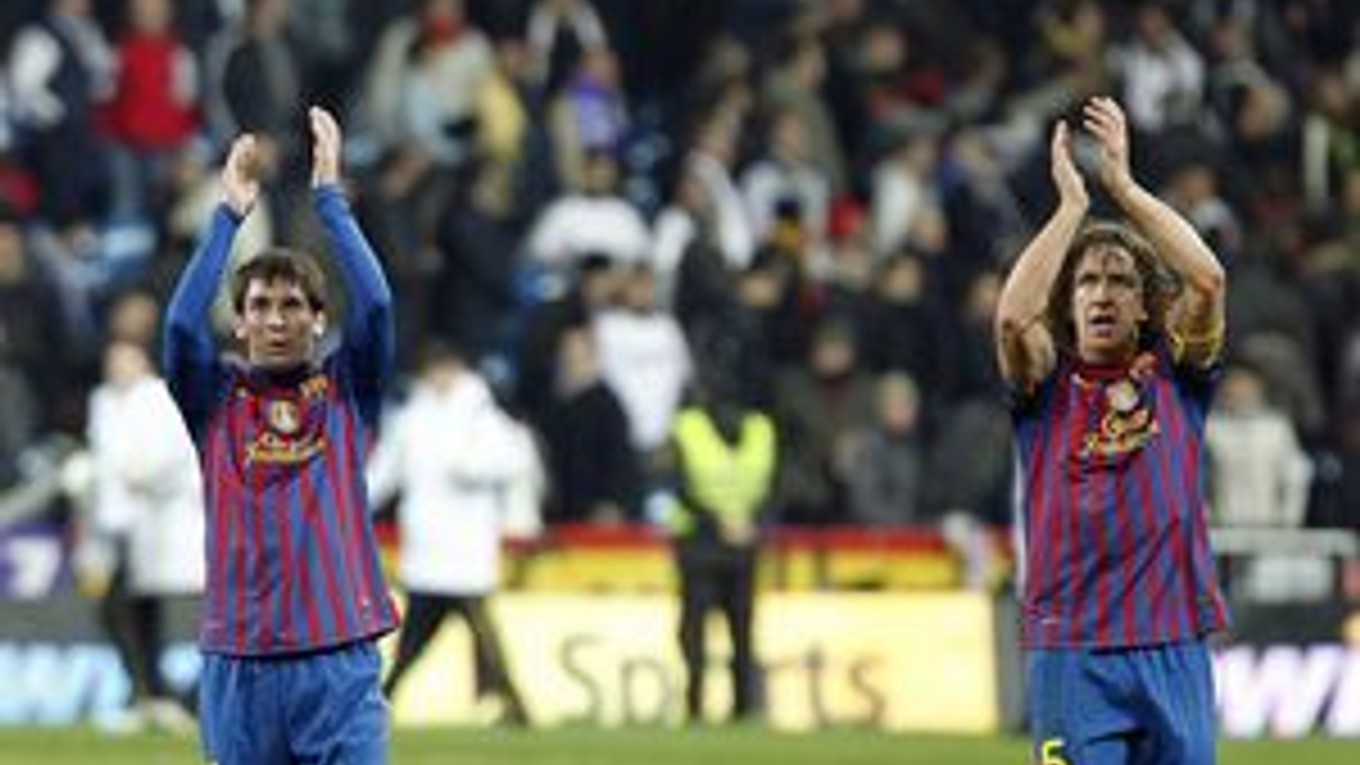Lionel Messi (vľavo) a Carles Puyol.