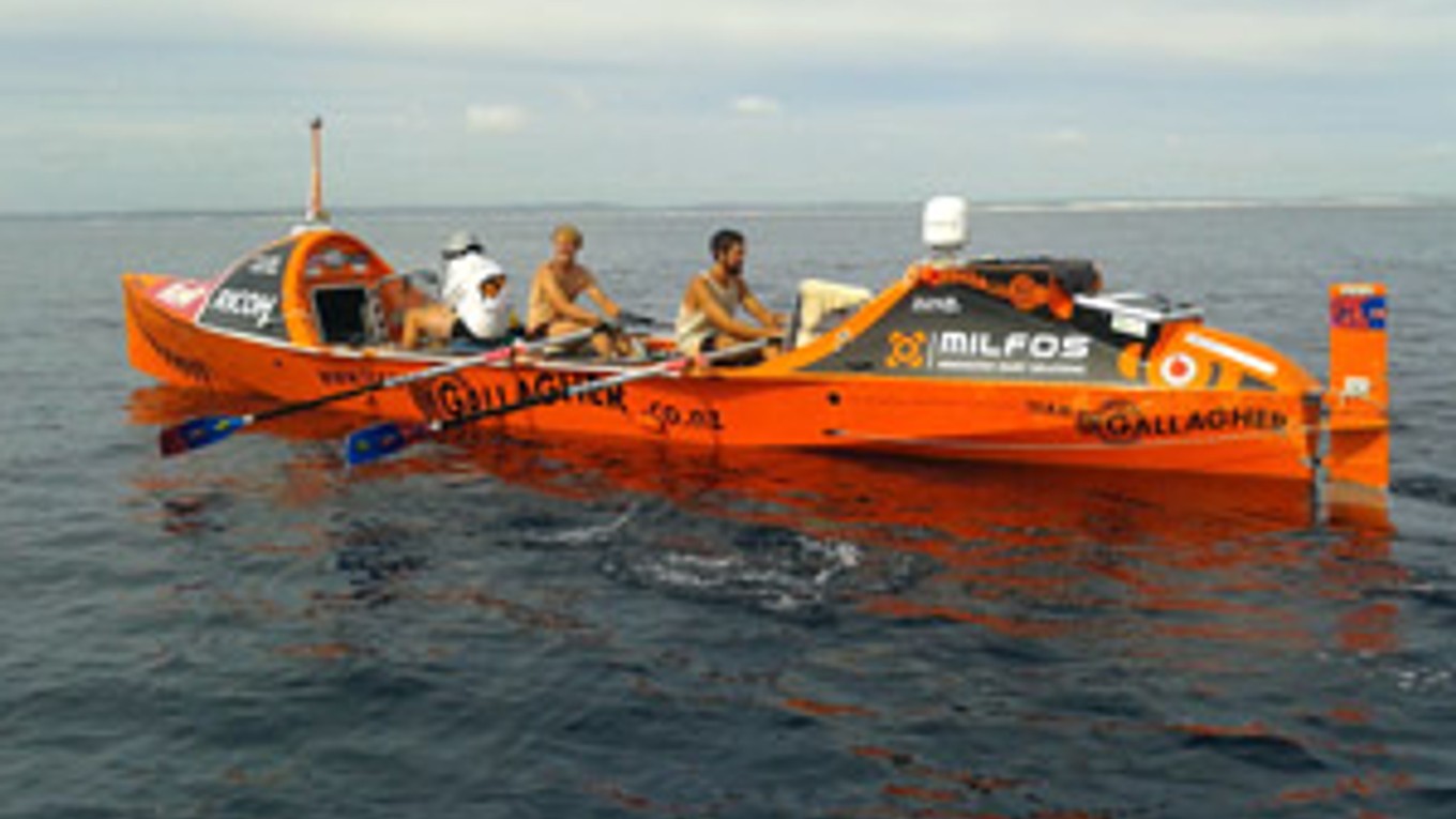 Loď, v ktorej plávali cez vlny, mala na dĺžku len desať metrov.