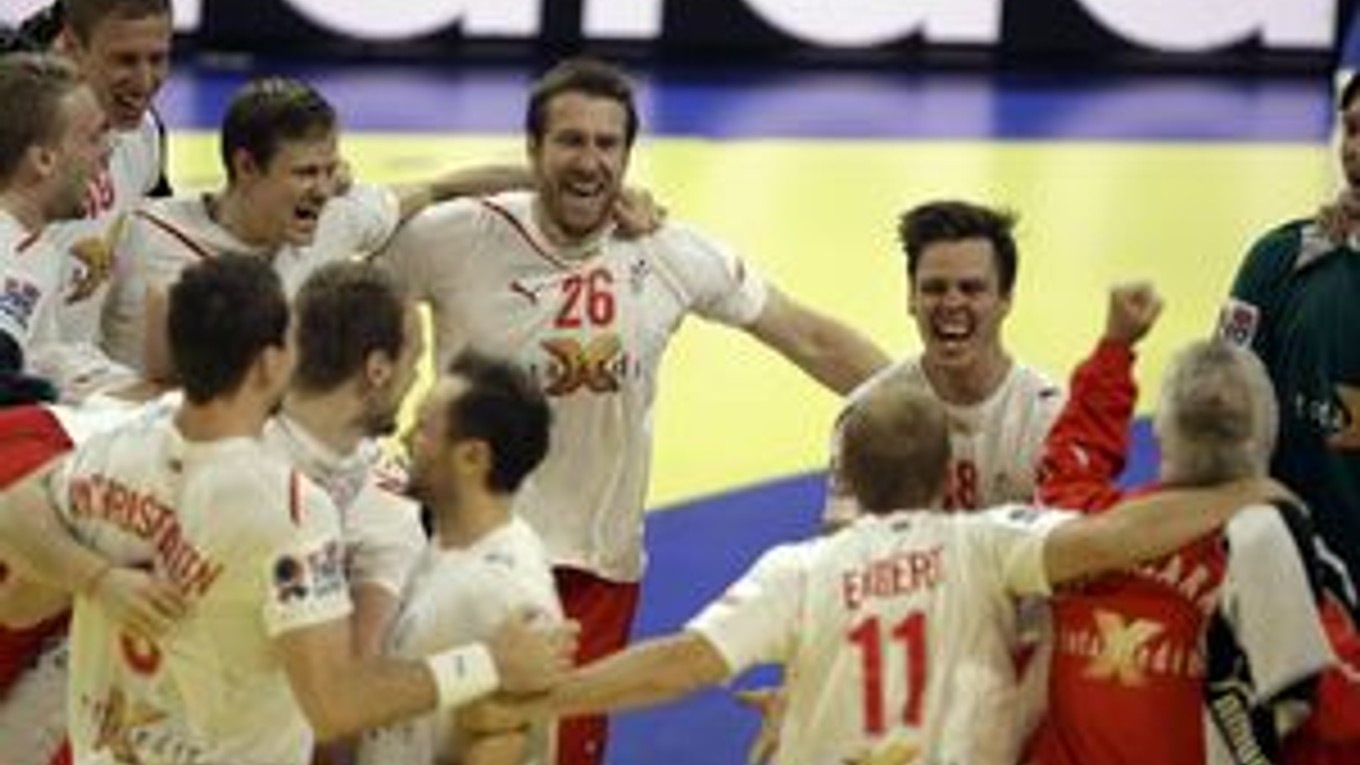 Dánski hádzanári oslavujú triumf na majstrovstvách Európy.