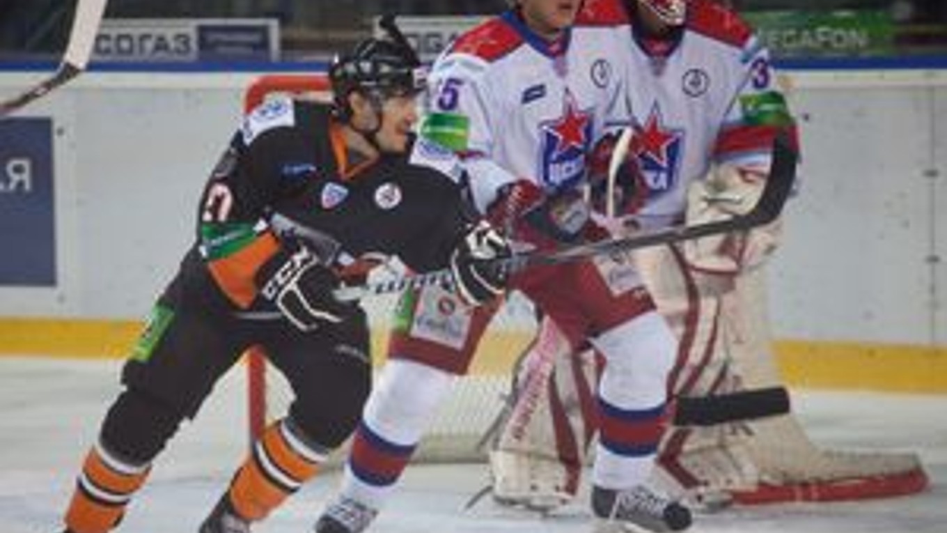Jaroslav Kristek (v tmavom) odchádza v závere sezóny z HC Lev na hosťovanie do extraligového HC Košice, kde hral aj v minulej sezóne a získal titul.FOTO - SITA
