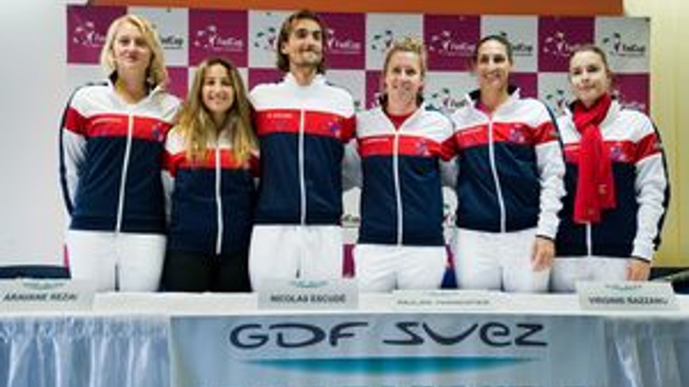 Tím Francúzska zľava: Kristina Mladenovicová, Aravane Rezaiová, kapitán reprezentácie Nicolas Escudé, Pauline Parmentierová, Virginie Razzanová a Alizé Cornetová.