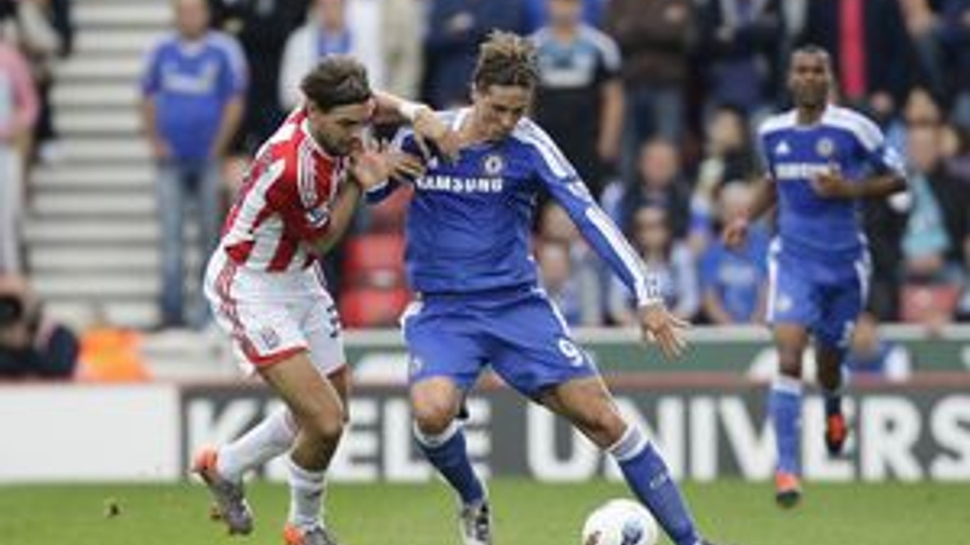 Fernando Torres (vpravo) v súboji s hráčom Stoke City Jonathanom Woodgateom.