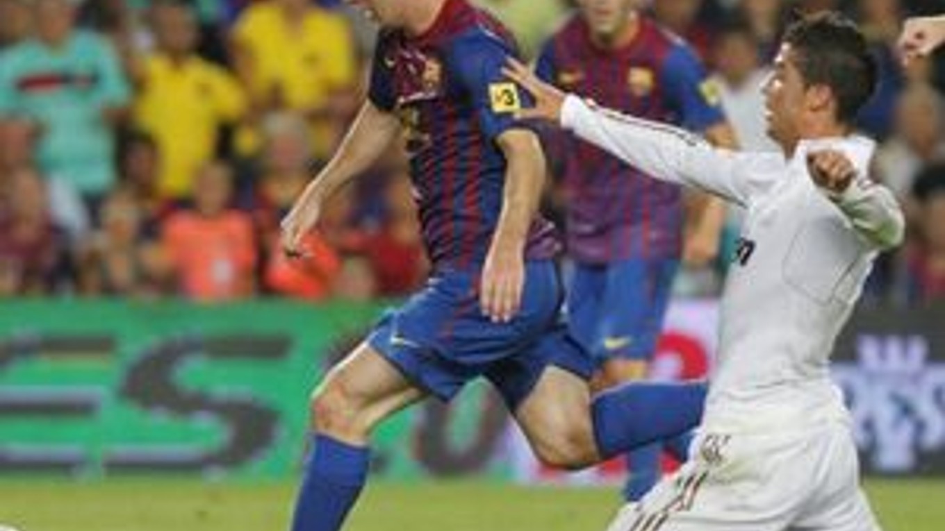 Súboj Messiho (s loptou) s Critianom Ronaldom (v bielom) sa skončil víťazstvom hráča Barcelony.