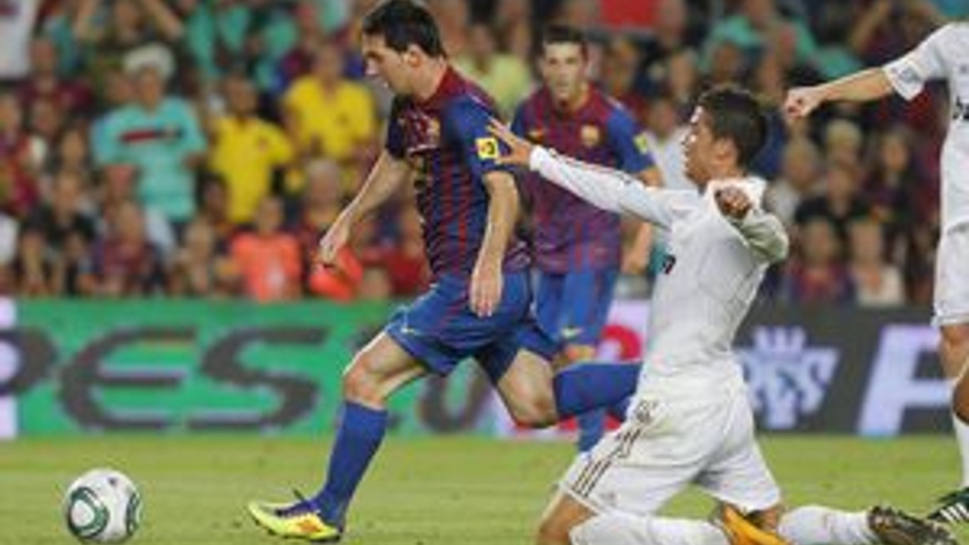 Lionel Messi (vľavo) vybavil v španielskom Superpohári všetkých päť gólov Barcelony. Jeden dal v prvom zápase v Madride, dva pridal v odvete v Barcelone. K tomu dvakrát asistoval. Cristiano Ronaldo (vpravo) ho márne stíhal.