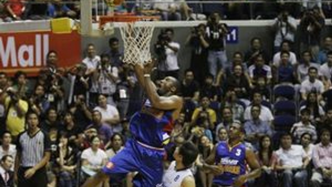 Kobe Bryant počas exhibičného zápasu na Filipínach, jeho zakončeniu sa prizerá Chris Paul.
