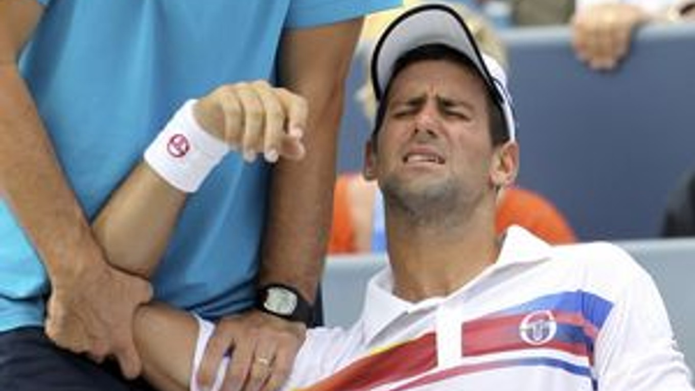 Novaka Djokoviča ošetruje počas finále v Cincinnati fyzioterapeut.