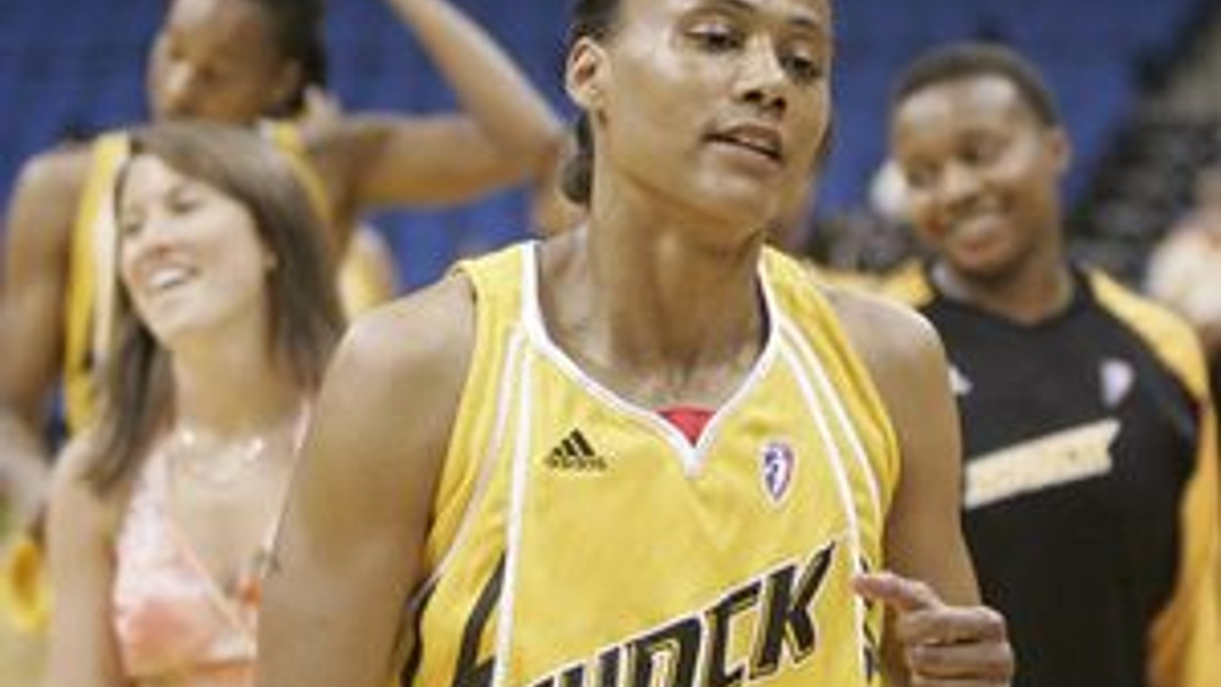 Za tím Tulsa Shock hrala v minulom ročníku aj známa atlétka Marion Jonesová.