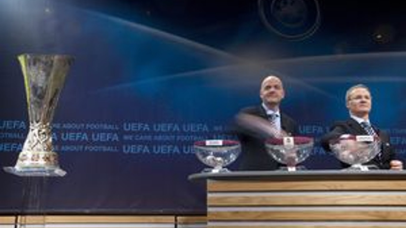 Generálny tajomník UEFA Gianni Infantino (vľavo) a riaditeľ súťaží UEFA Giorgio Marchetti počas žrebovania play off Európskej ligy 2011/12.