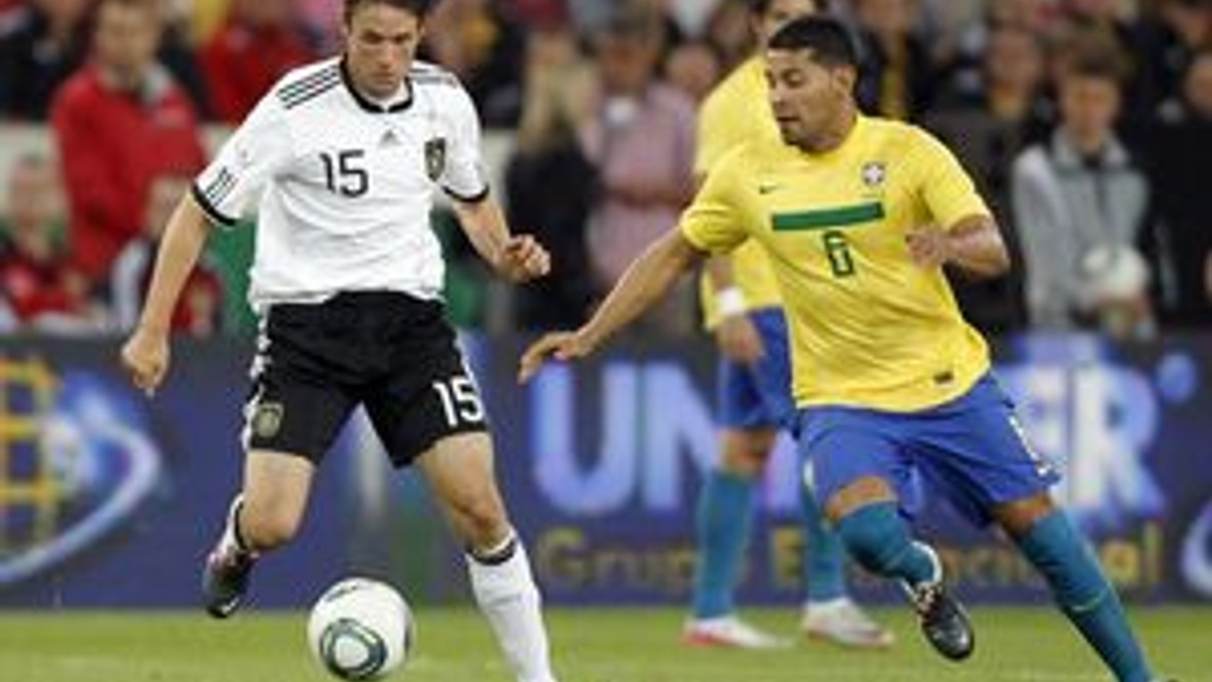 Nemec Christian Träsch (vľavo) a Brazílčan Andre Santos počas priateľského futbalového zápasu medzi Nemeckom a Brazíliou 10. augusta 2011 v Stuttgarte.