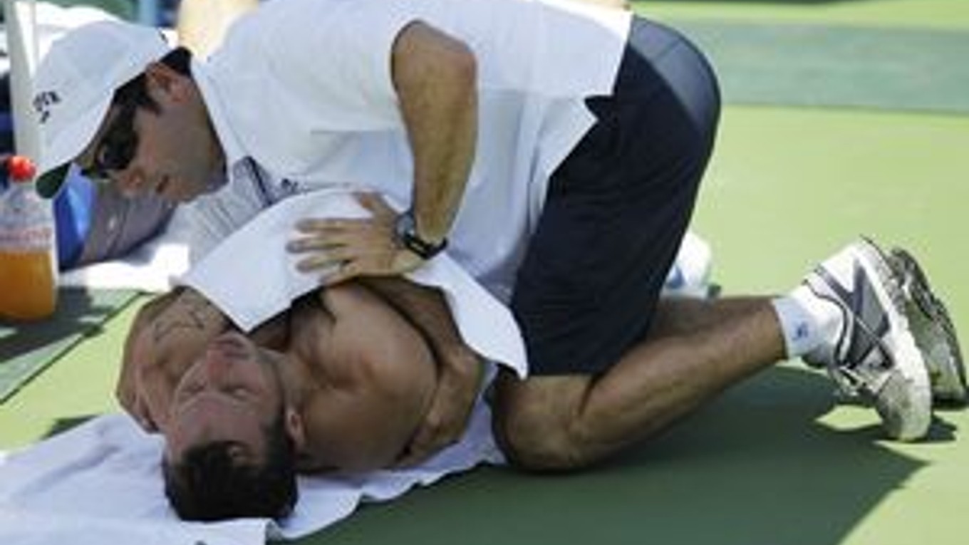 Fyzioterapeut ošetruje na kurte Radka Štěpánka, ale český tenista pre bolesti ramena už nemohol v zápase pokračovať.