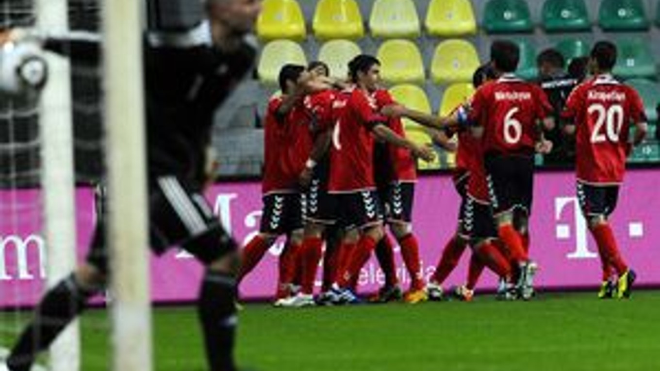 Ján Mucha vyberá loptu zo siete.