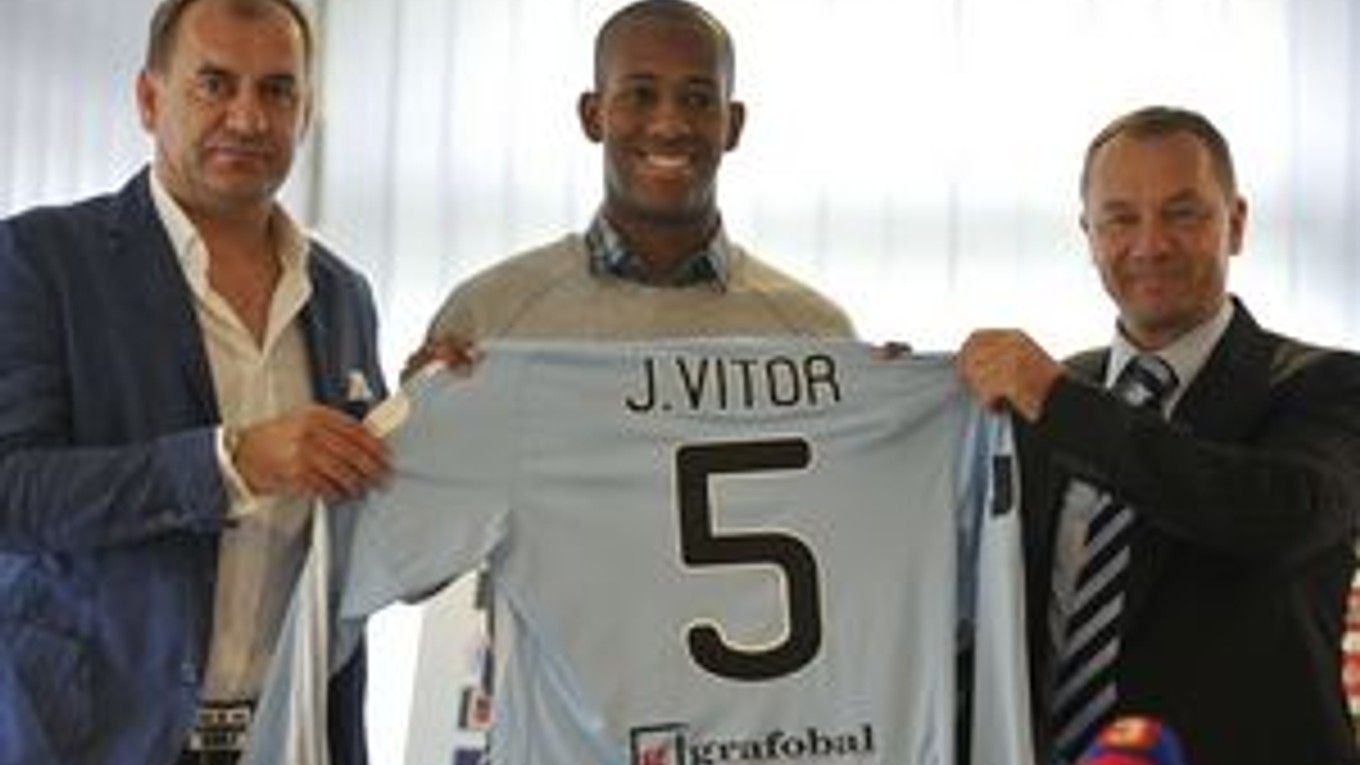 Nová posila Slovana Zé Vitor s trénerom Weissom (vľavo) a generálnym riaditeľom klubu Petrom Kašparom.