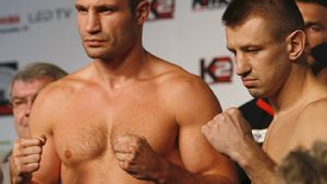 Vitalij Kličko (vľavo) a Tomasz Adamek.