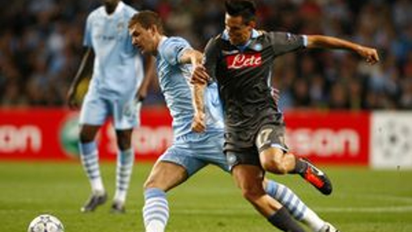 Kapitán Neapola Marek Hamšík bojuje o loptu s hráčom Manchester City Edinom Dzekom.