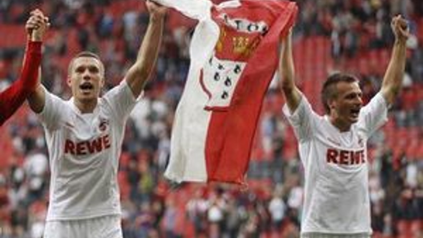 Hráči Kolína Lukas Podolski a Slawomir Peszko (vpravo) oslavujú víťazstvo nad Bayerom Leverkusen.