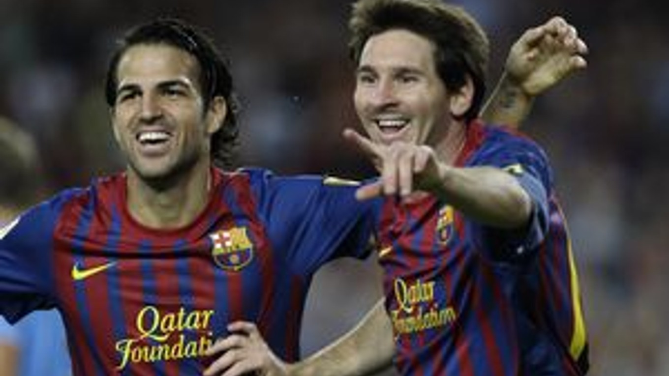 Cesc Fábregas (vľavo) a Lionel Messi.