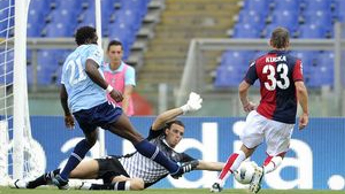 Juraj Kucka strieľa víťazný gól Janova proti Laziu Rím.