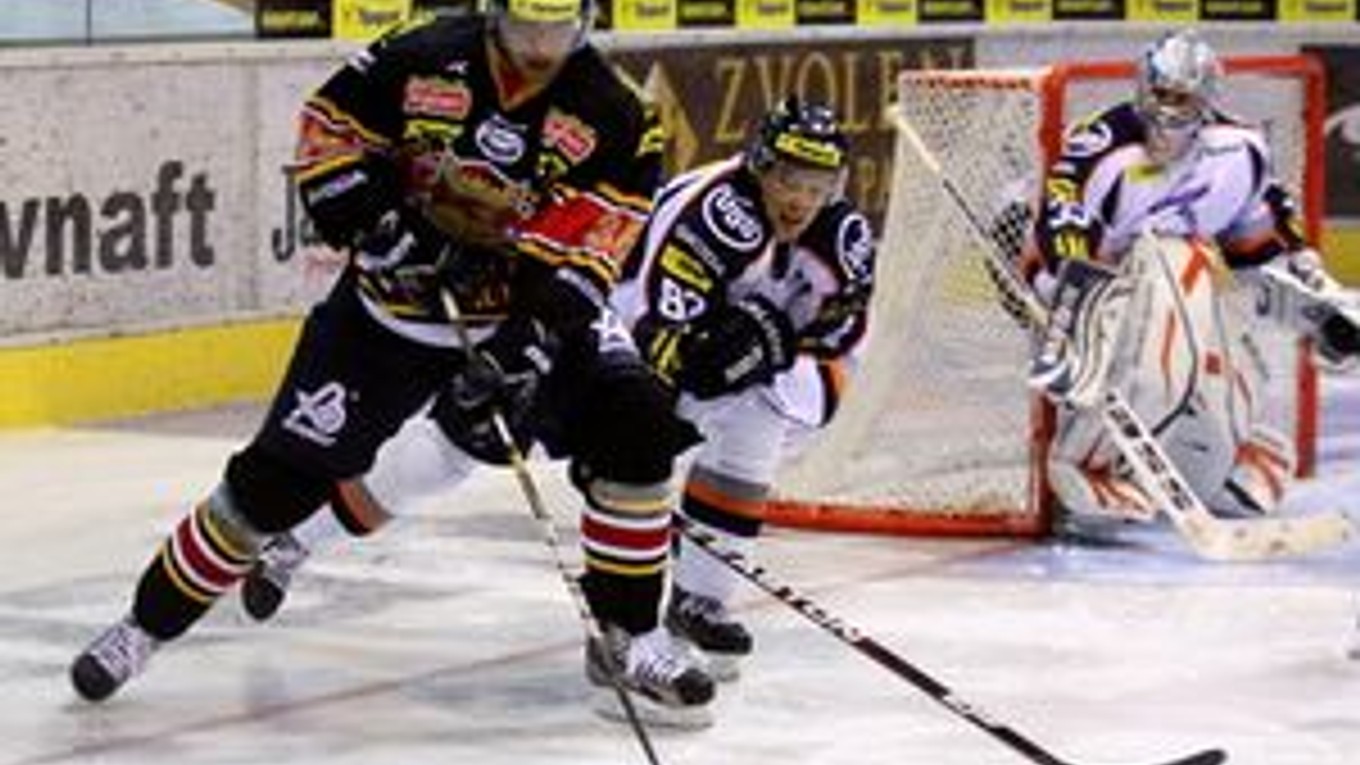 Ján Mucha zo Zvolena a Michal Šeda z Košíc počas zápasu 2. kola Tipsport Extraligy HKm Zvolen - HC Košice.