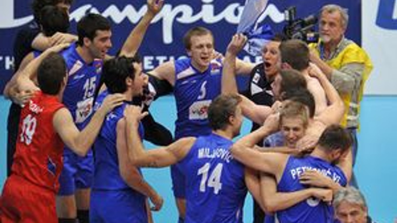 Srbi sa radujú z víťazstva nad Talianskom vo finále európskeho šampionátu volejbalistov vo Viedni.