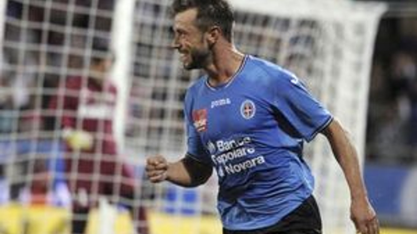 Marco Rigoni z Novary oslavuje gól proti Interu Miláno.