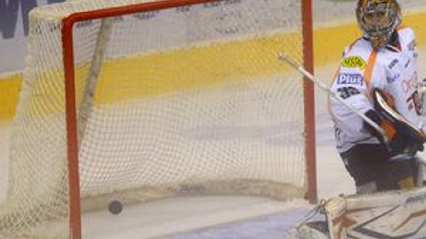 Gól v sieti brankára HK Orange 20 Dominika Riečického.