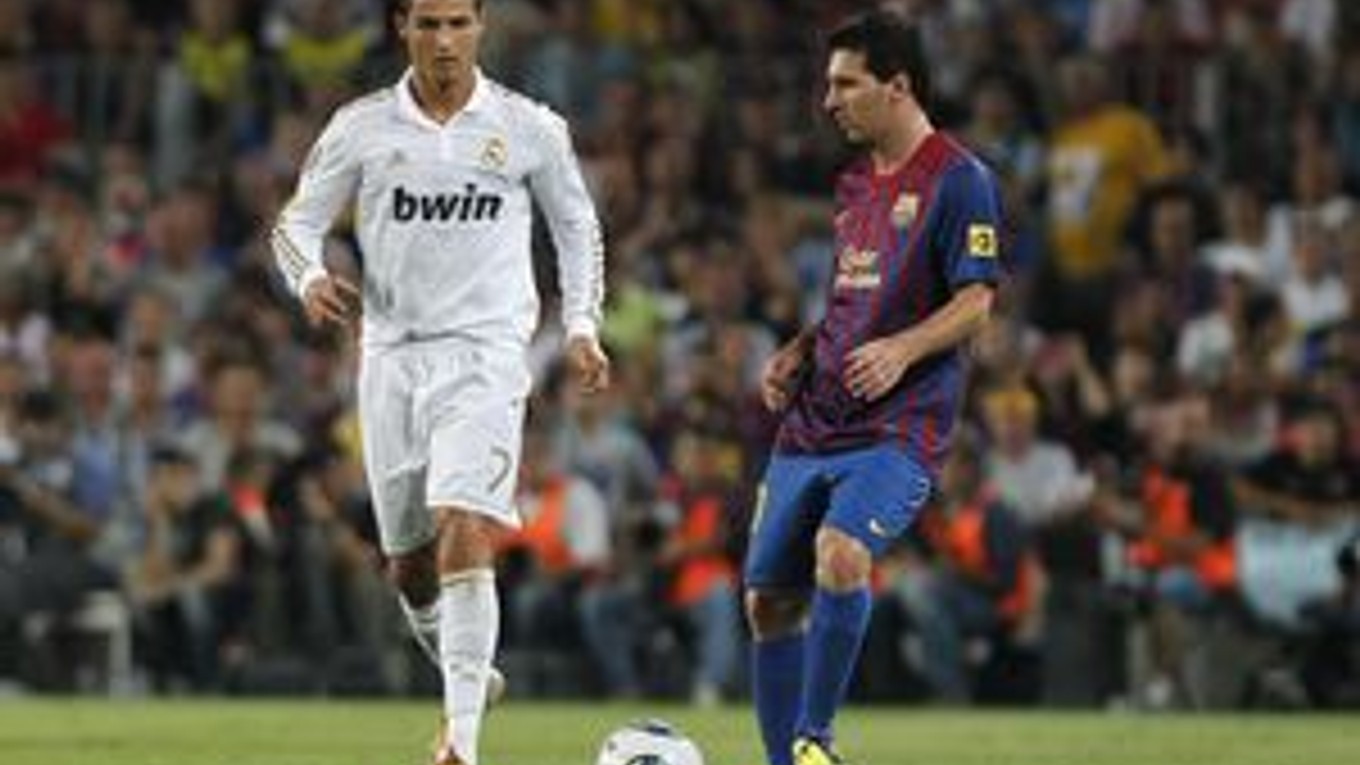 Lionel Messi (vpravo) a Cristiano Ronaldo  – trojgóloví strelci víkendu.