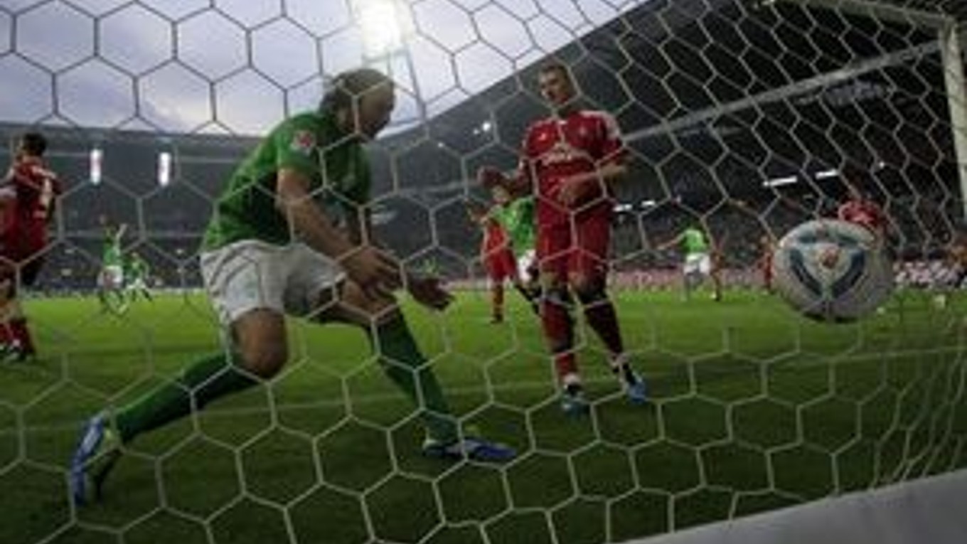Útočník Werderu Brémy Claudio Pizarro (vľavo) skóruje v domácom stretnutí Bundesligy proti Hamburgu SV.