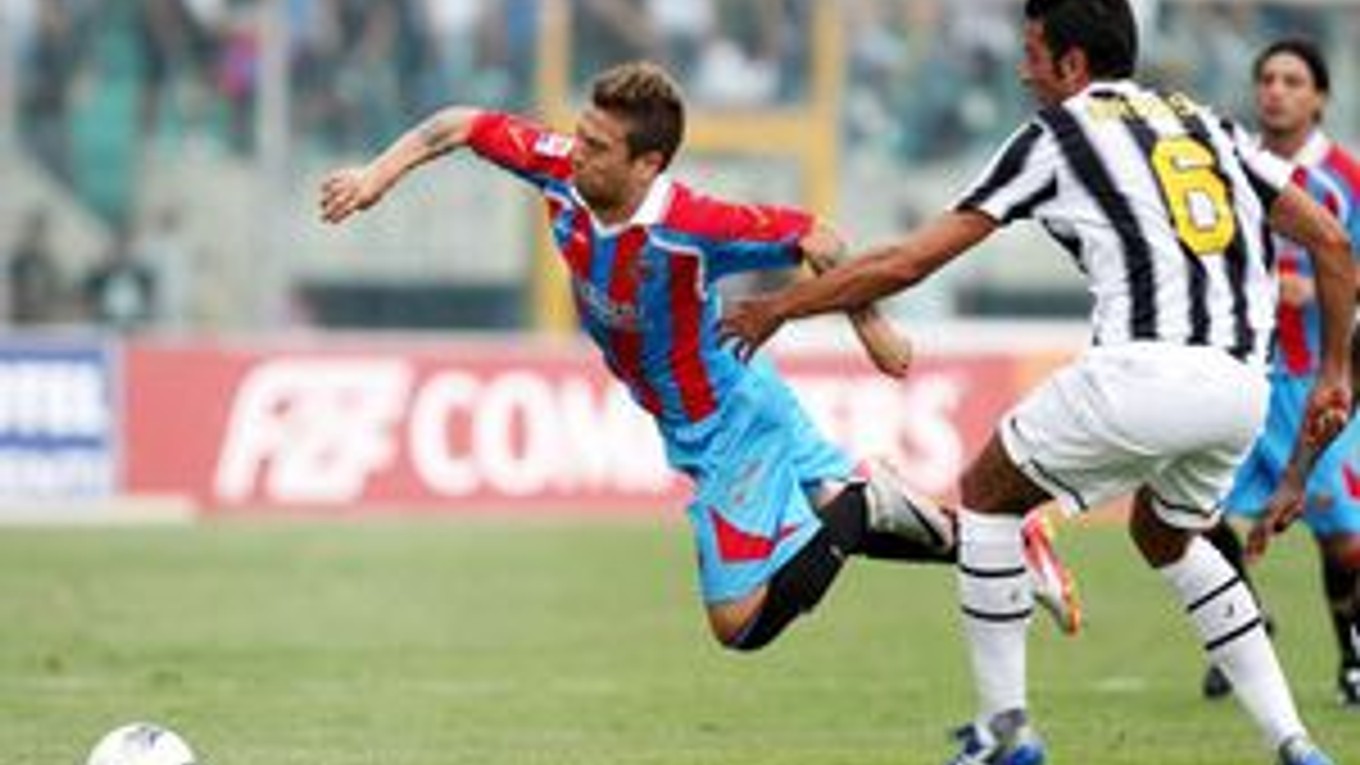 Hráč Juventusu Turín Fabio Grosso (vpravo) atakuje Alejandra Gómeza z Catanie v zápase talianskej futbalovej Serie A v Catanii.