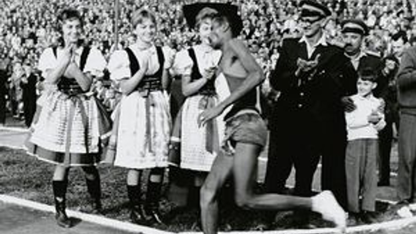 Bikila vbieha na štadión Lokomotívy pri prvenstve na Medzinárodnom maratóne mieru v roku 1961.