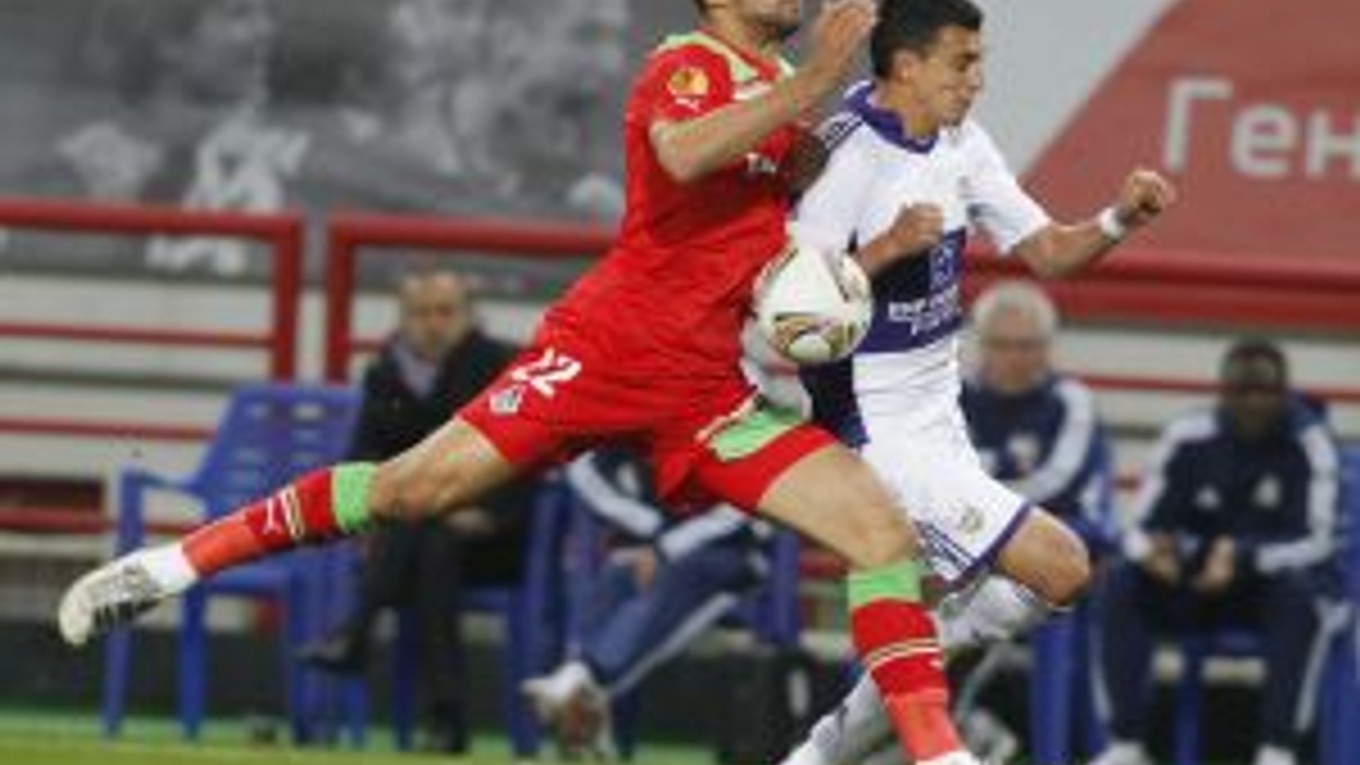 Manuel da Costa (vľavo) z Lokomotivu b súboji s hráčom Anderlechtu Matiasom Suarezom.